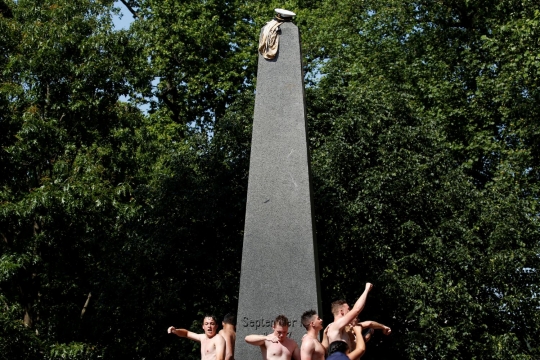 Setahun di Akademi AL, para perwira AS berebut panjat Monumen Herndon