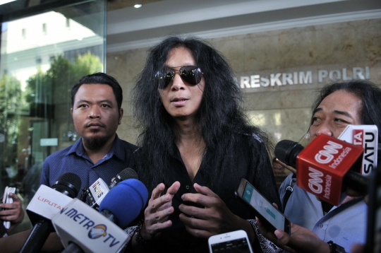 Gaya metal John Paul Ivan saat tuntut media online di Bareskrim