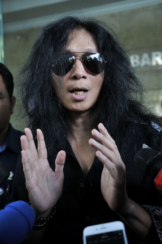 Gaya metal John Paul Ivan saat tuntut media online di Bareskrim