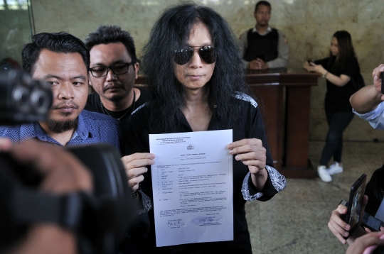 Gaya metal John Paul Ivan saat tuntut media online di Bareskrim