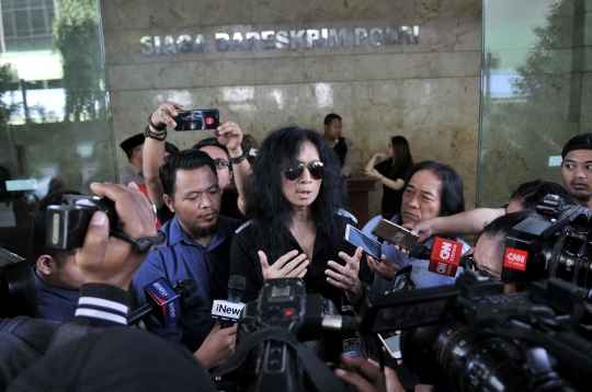 Gaya metal John Paul Ivan saat tuntut media online di Bareskrim