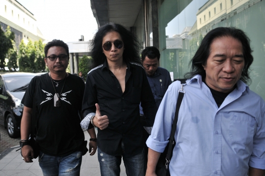 Gaya metal John Paul Ivan saat tuntut media online di Bareskrim