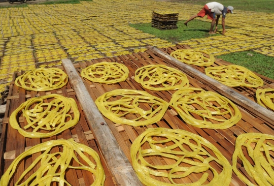 Pembuat kerupuk mie kuning mengeluh bahan baku naik di Bulan Ramadan