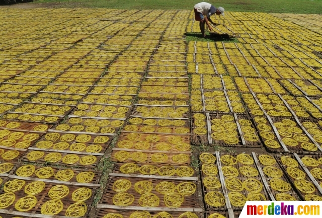 Foto : Pembuat kerupuk mie kuning mengeluh bahan baku naik 
