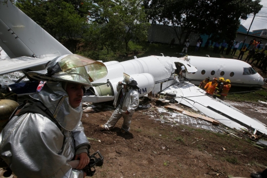 Tergelincir di Honduras, pesawat pribadi dari Texas terbelah