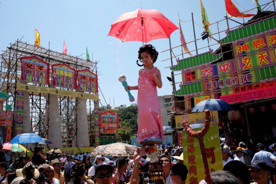 Unik dan serunya berebut bakpao di Festival Bun