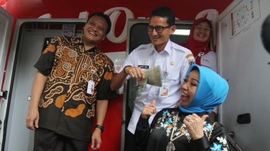 Didampingi Deputi Gubernur BI, Sandiaga Uno lihat pelayanan penukaran uang di Monas