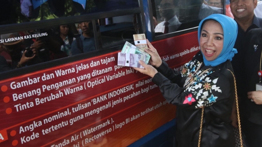 Didampingi Deputi Gubernur BI, Sandiaga Uno lihat pelayanan penukaran uang di Monas