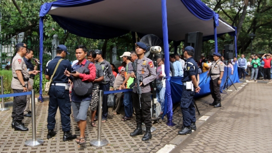 Antusiasme warga tukarkan uang untuk lebaran di Monas