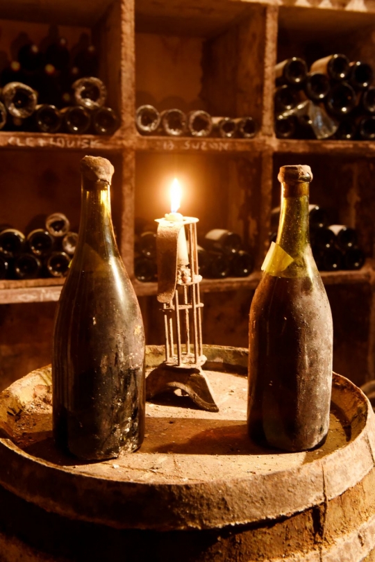 Tiga botol anggur berusia 2 setengah abad akan dilelang di Prancis