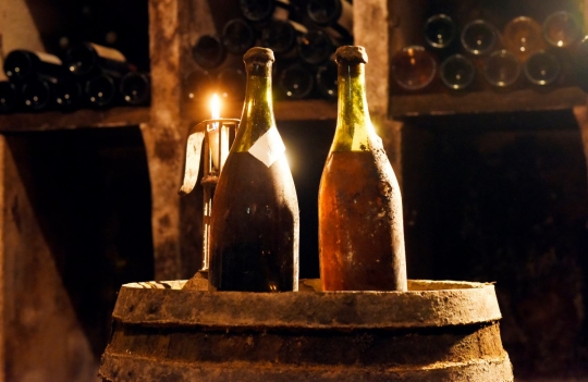 Tiga botol anggur berusia 2 setengah abad akan dilelang di Prancis