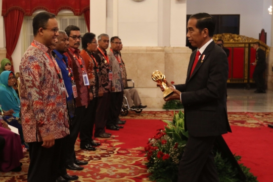 Jokowi silahturahmi dengan peserta JKN dan KIS di Istana Negara