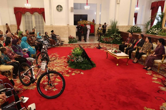 Jokowi silahturahmi dengan peserta JKN dan KIS di Istana Negara