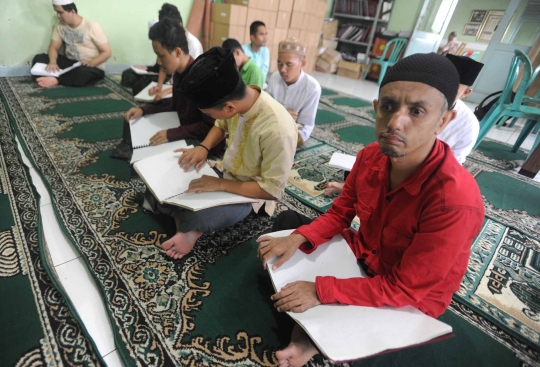 Melihat khusuknya santri tunanetra baca Alquran