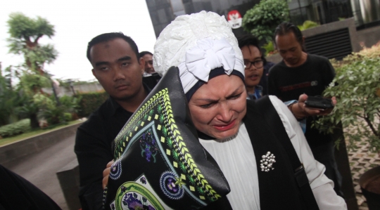 Tangis ibu Zumi Zola pecah usai diperiksa KPK