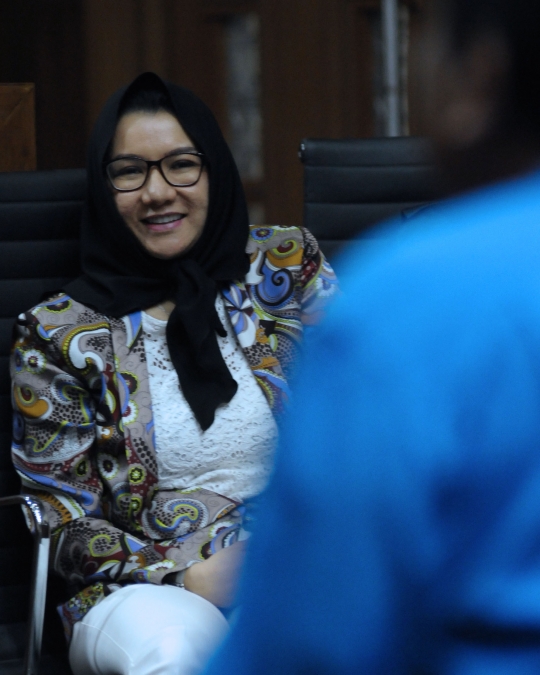 Senyum Rita Widyasari saat jalani sidang lanjutan