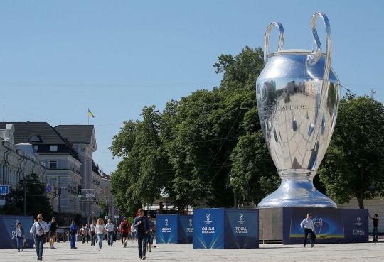 Trofi raksasa Liga Champions hebohkan Kiev
