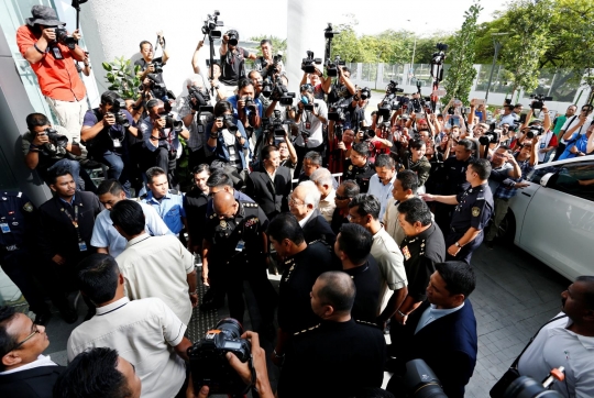 Ekspresi lesu Najib Razak saat diperiksa terkait korupsi uang negara miliaran dolar