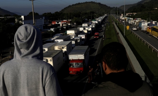 Protes kenaikan solar, para sopir truk di Brasil blokir jalan