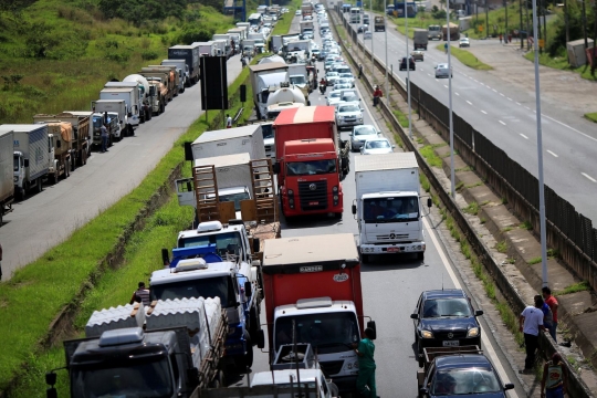 Protes kenaikan solar, para sopir truk di Brasil blokir jalan