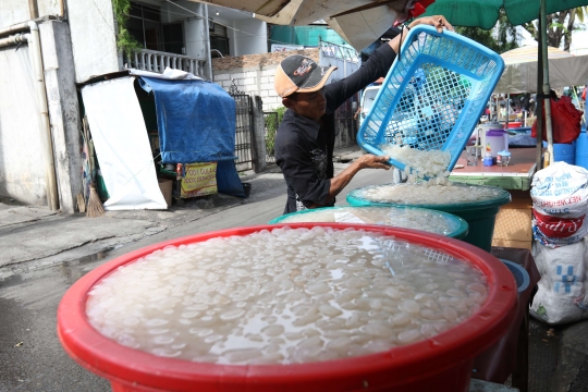 Berburu kolang kaling selama Ramadan di Tanah Abang