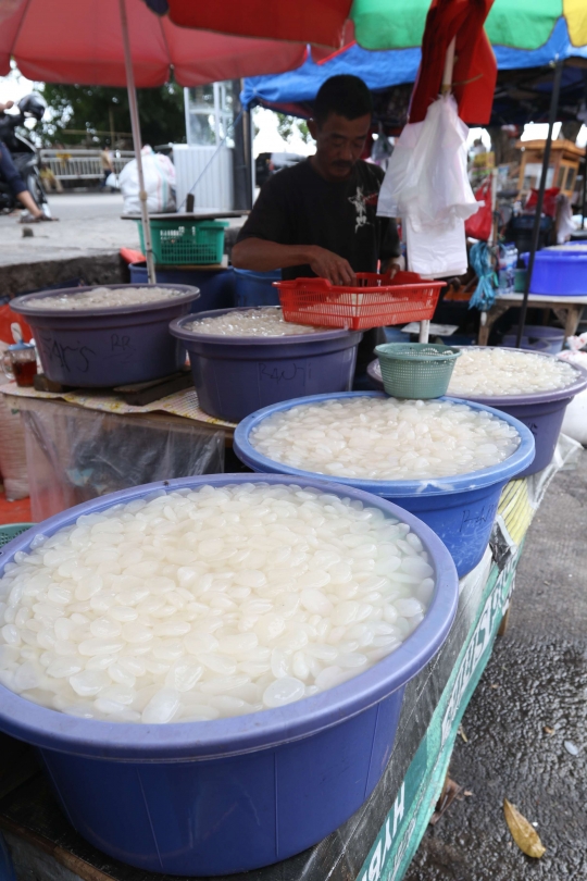 Berburu kolang kaling selama Ramadan di Tanah Abang