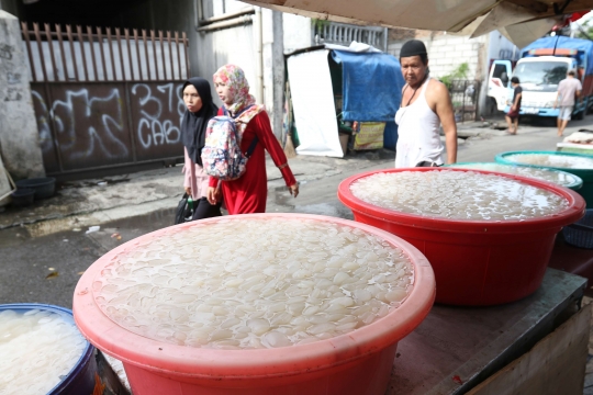 Berburu kolang kaling selama Ramadan di Tanah Abang