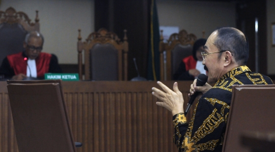 Ekspresi Fredrich Yunadi saat jalani sidang pemeriksaan terdakwa