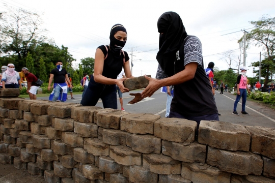 Aksi blokir jalan hingga mortar buatan demonstran untuk gulingkan Presiden Nikaragua