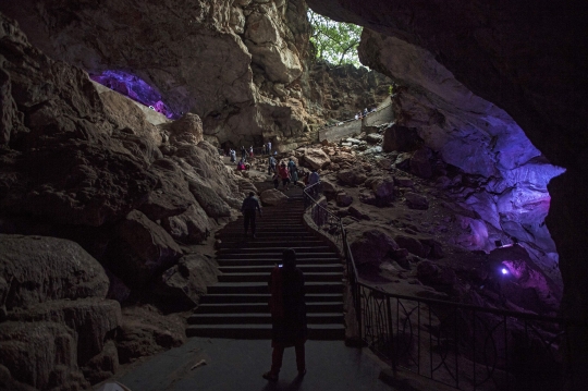 Menyusuri warna-warni keindahan gua terbesar di India