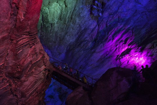 Menyusuri warna-warni keindahan gua terbesar di India