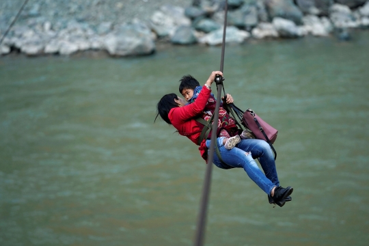 Ekstremnya cara warga pelosok China seberangi sungai