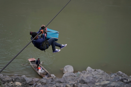 Ekstremnya cara warga pelosok China seberangi sungai