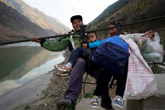 Ekstremnya cara warga pelosok China seberangi sungai