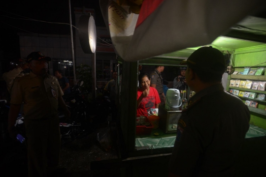 Gelar razia di Duren Sawit, Satpol PP jaring pemulung, waria dan pengamen