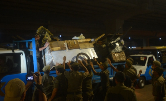 Gelar razia di Duren Sawit, Satpol PP jaring pemulung, waria dan pengamen