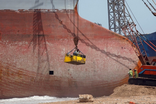 Para penghancur kapal-kapal raksasa di Pakistan