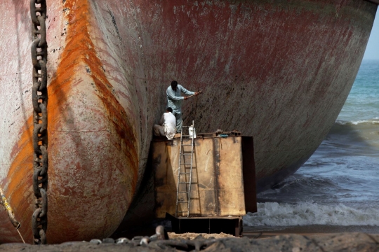 Para penghancur kapal-kapal raksasa di Pakistan