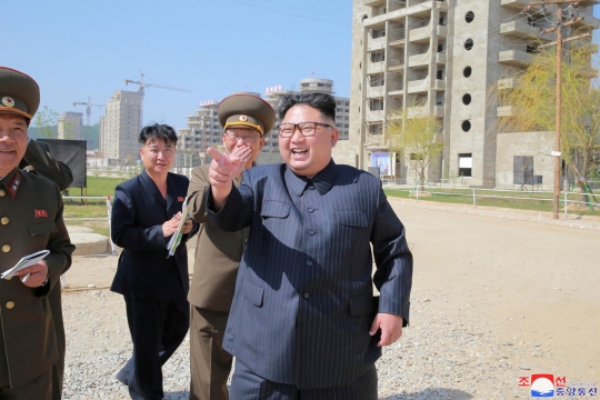 Tawa lepas Kim Jong-un melihat pembangunan tempat wisata pantai di Wonsan