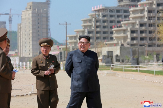 Tawa lepas Kim Jong-un melihat pembangunan tempat wisata pantai di Wonsan