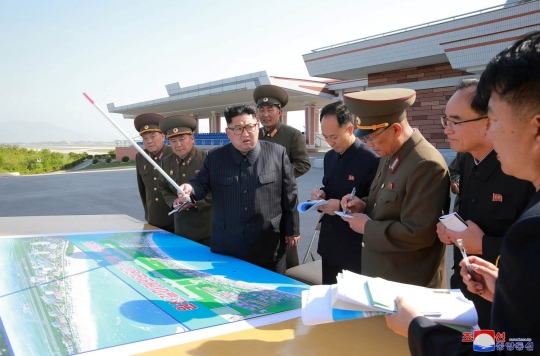 Tawa lepas Kim Jong-un melihat pembangunan tempat wisata pantai di Wonsan