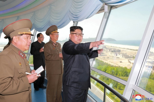 Tawa lepas Kim Jong-un melihat pembangunan tempat wisata pantai di Wonsan