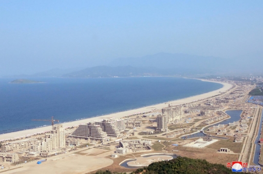 Tawa lepas Kim Jong-un melihat pembangunan tempat wisata pantai di Wonsan