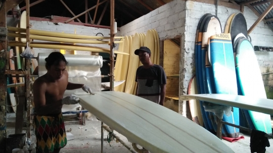 Intip pembuatan papan selancar di Bali yang sukses tembus pasar internasional