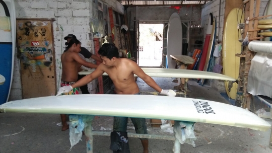Intip pembuatan papan selancar di Bali yang sukses tembus pasar internasional