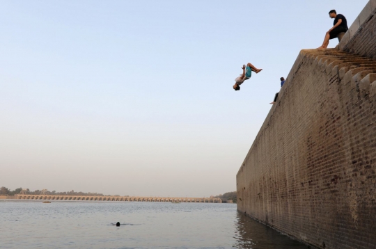 Kepanasan di bulan puasa, anak-anak di Mesir ini terjun dari ketinggian