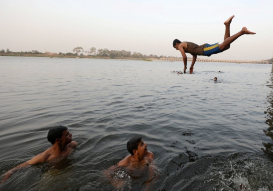 Kepanasan di bulan puasa, anak-anak di Mesir ini terjun dari ketinggian