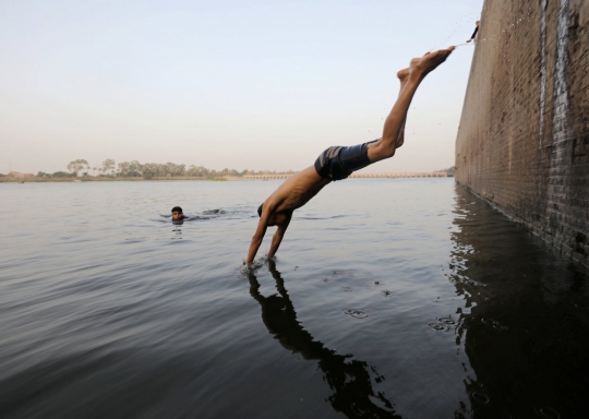 Kepanasan di bulan puasa, anak-anak di Mesir ini terjun dari ketinggian