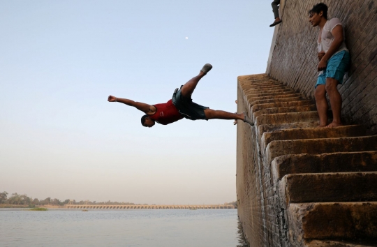 Kepanasan di bulan puasa, anak-anak di Mesir ini terjun dari ketinggian