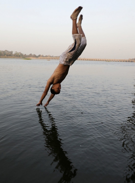Kepanasan di bulan puasa, anak-anak di Mesir ini terjun dari ketinggian